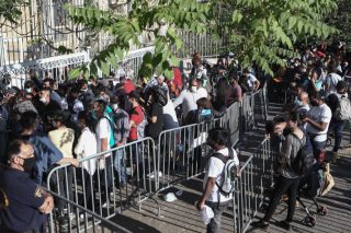 Απευθείας ανάθεση σε εταιρεία σεκιούριτι για τον συνωστισμό στα γραφεία Ασύλου