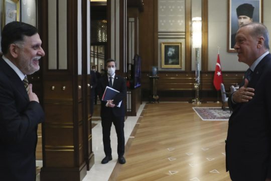 Δεν κάνει πίσω στο μέτωπο της Λιβύης ο Ερντογάν