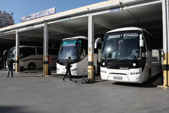 Πώς διαμορφώνονται οι τιμές σε ΜΜΜ, ΚΤΕΛ και ταξί με τη μείωση του ΦΠΑ