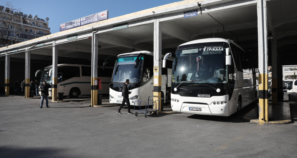 Πώς διαμορφώνονται οι τιμές σε ΜΜΜ, ΚΤΕΛ και ταξί με τη μείωση του ΦΠΑ