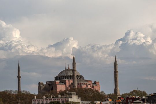 «Η Τουρκία επιδιώκει να απομειώσει την παγκόσμια ακτινοβολία της Αγίας Σοφίας»