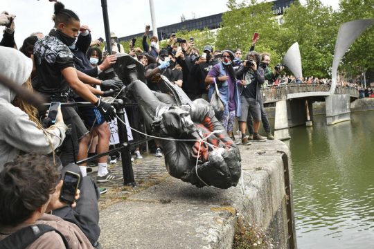 Οι ιμπεριαλιστικές θηριωδίες βγαίνουν από κάτω απ’ το χαλί
