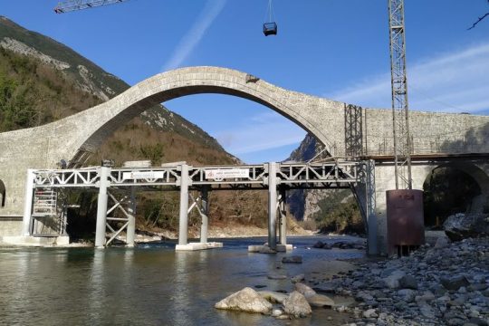 Και πάλι όρθιο το γεφύρι της Πλάκας