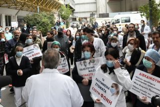 Η πολιτική διαχείριση της κοινωνικής κατάρρευσης