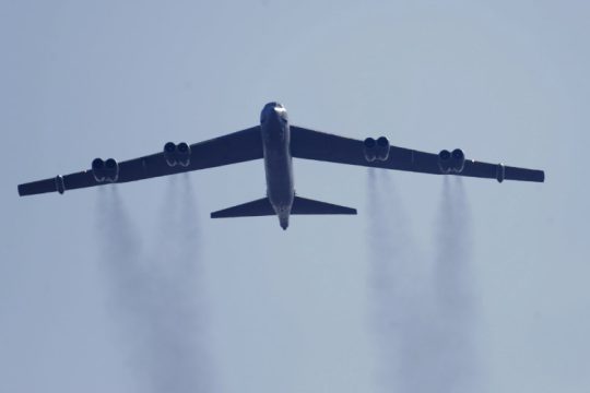 Πτήση αμερικανικών βομβαρδιστικών υπό την επιτήρηση ρωσικών μαχητικών