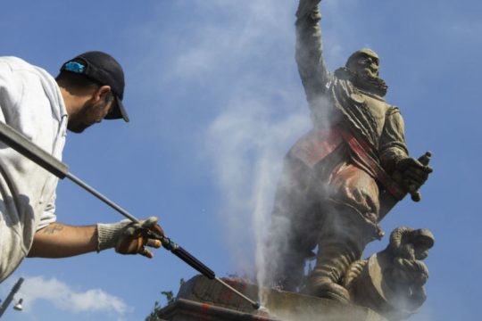 «Δολοφόνος» έγραψαν διαδηλωτές σε άγαλμα αποικιοκράτη στην Ολλανδία