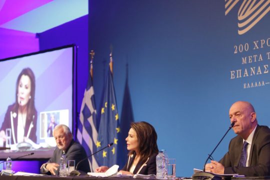 Ανοιξε αυλαία με… φούντα, τσαρούχι και (φόβο για) φέσι