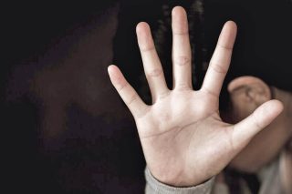 Εγκληματική αδιαφορία για το κακοποιημένο παιδί
