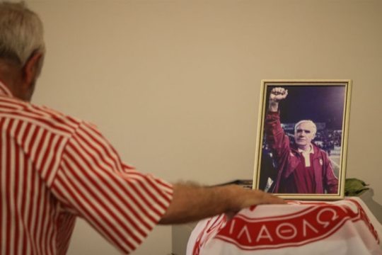 Πλήθος κόσμου στο τελευταίο «αντίο» στον Νίκο Αλέφαντο