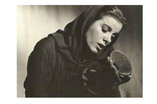 Κορυφαία τραγωδός, μαχητική αγωνίστρια