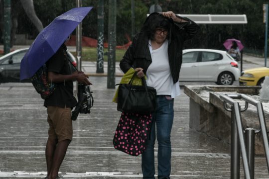 Ισχυρές καταιγίδες και χαλαζοπτώσεις έως την Πέμπτη