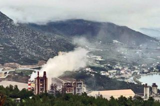«Φλέγεται» ο Βόλος από την καύση σκουπιδιών στην ΑΓΕΤ-Lafarge