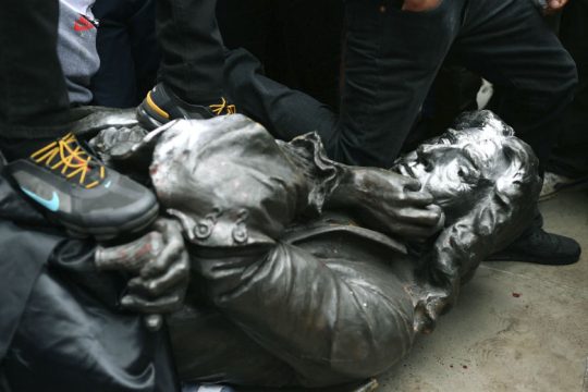 Η Τράπεζα της Αγγλίας απολογείται για τις σχέσεις διοικητών της με το δουλεμπόριο