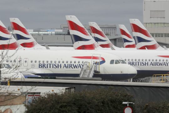 Με αγωγές προειδοποιεί η British Airways για την 14ήμερη καραντίνα