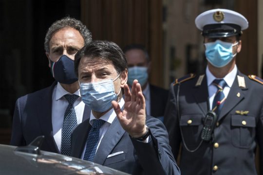 Τρίωρη κατάθεση Κόντε ενώπιον εισαγγελέα για την πανδημία