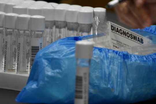 Δέκα νέα κρούσματα κι ένας θάνατος το τελευταίο 24ωρο