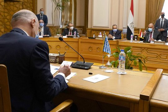 Το θέμα της ΑΟΖ έθεσε ο Δένδιας στον Αιγύπτιο ομόλογό του