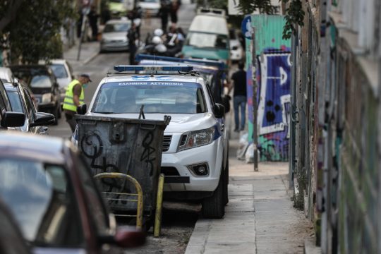 Εισβολή της αστυνομίας στην κατάληψη Δερβενίων στα Εξάρχεια