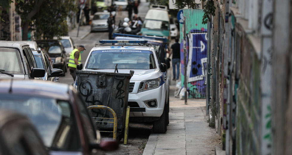 Εισβολή της αστυνομίας στην κατάληψη Δερβενίων στα Εξάρχεια