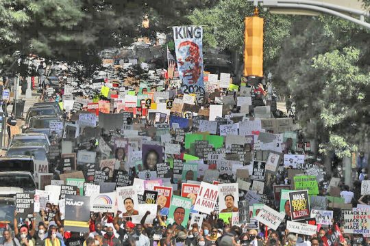 Αντιμέτωπος με την Αμερική των Δικαιωμάτων ο Τραμπ