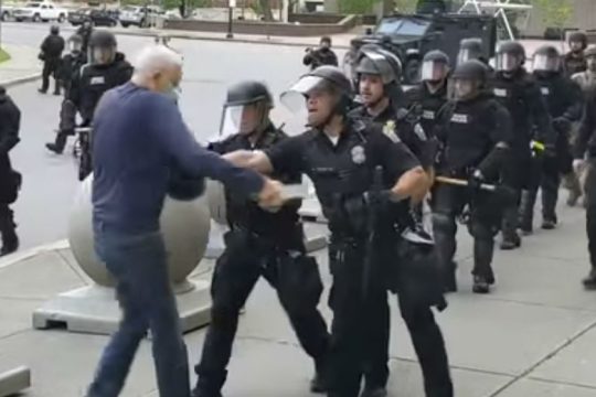 Θεωρία συνωμοσίας από τον Τραμπ για τον 75χρονο διαδηλωτή στο Μπάφαλο