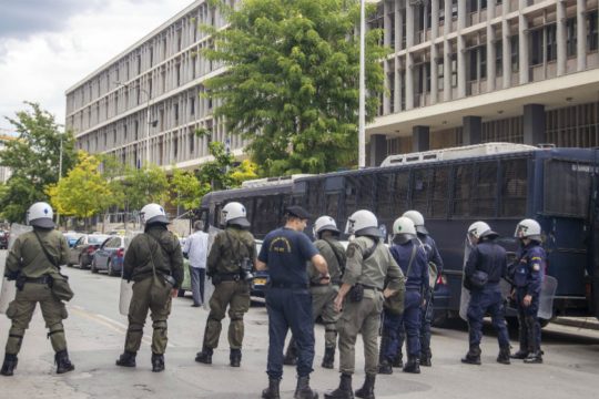 Ελεύθεροι με όρους οι κατηγορούμενοι για απόπειρα έκρηξης στην πυλωτή του Δ. Σταμάτη