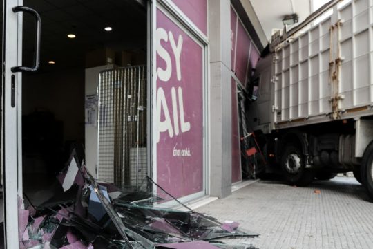 Νεκρός οδηγός φορτηγού που «καρφώθηκε» σε κατάστημα επί της Πειραιώς