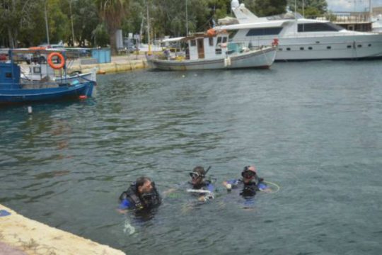 «Ψάρεψαν» 500 κιλά σκουπίδια από τις ακτές και το λιμάνι της Ελευσίνας