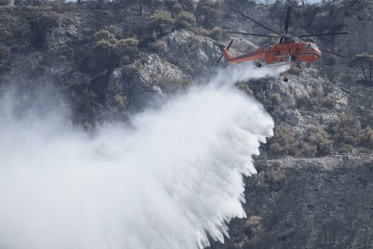 Σε εξέλιξη πυρκαγιές σε Ασπρόπυργο και Βοιωτία
