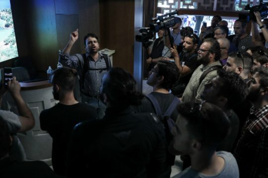 Διαμαρτυρία εργαζομένων μέσα στο κτίριο του Υπουργείο Τουρισμού