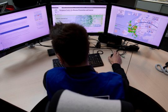 «Μπουρλότο» Κομισιόν: Ο κορονοϊός δεν είναι μεγάλη απειλή για τους εργαζομένους