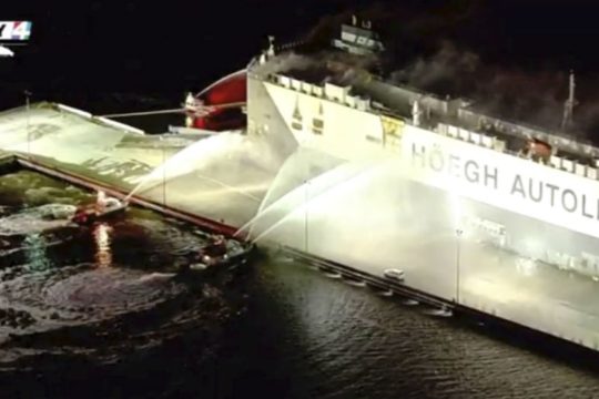 Εννέα πυροσβέστες τραυματίες από έκρηξη σε πλοίο στη Φλόριντα