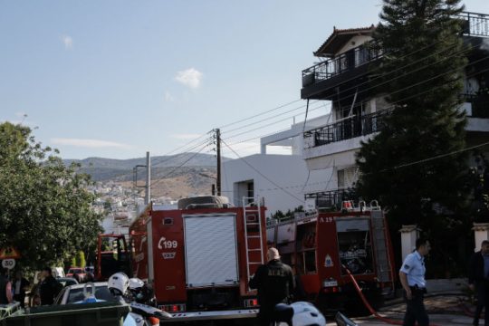 Μία νεκρή από την πυρκαγιά σε διαμέρισμα στη Βούλα