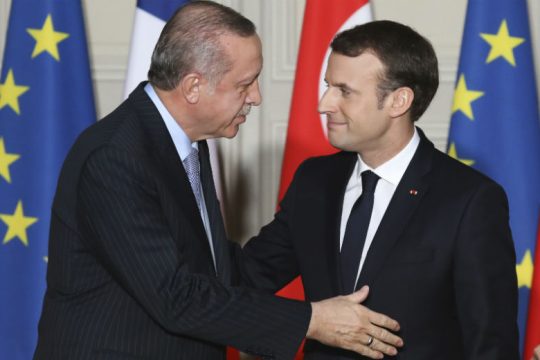 Ένα «επικίνδυνο παιxνίδι» στη Λιβύη