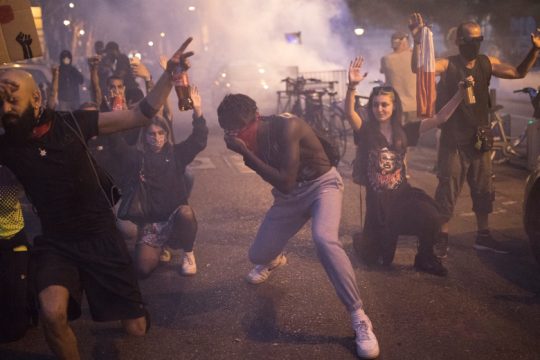 Ρατσιστές αστυνομικοί σε Γαλλία-Γερμανία: Η δολοφονία Φλόιντ ανοίγει το «κουτί της Πανδώρας»