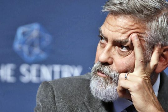 Αγανακτισμένος Κλούνει κατά του Τραμπ: Η καταστροφή ενός πολιτισμού είναι έγκλημα πολέμου