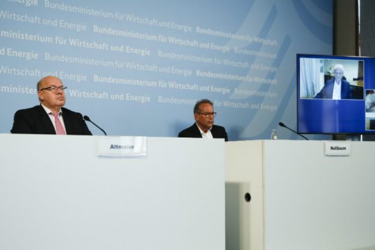 Το Βερολίνο αγοράζει μετοχές εταιρείας που δοκιμάζει εμβόλιο για τον κορονοϊό