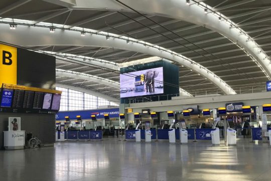 Βρετανία: Αγωγή κατά της κυβέρνησης από αεροπορικές για την καραντίνα στους ταξιδιώτες