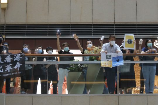 Το Πεκίνο κατέθεσε προς ψήφιση το ν/σ που «ψαλιδίζει» την αυτονομία του Χονγκ Κονγκ