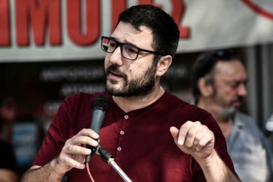 Ν. Ηλιόπουλος: Παγκάκια, ζαρντινιέρες και άλλες ιστορίες κακοποίησης του κέντρου