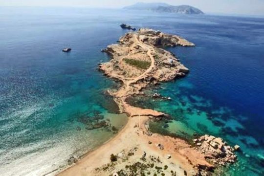 Ούτε και ο κορονοϊός μπόρεσε να σταματήσει τα αυθαίρετα στην Ιο