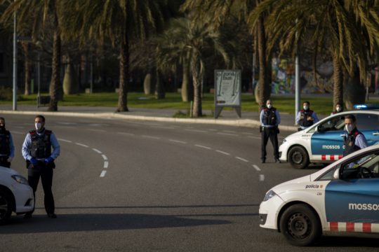 «Καμπανάκι» από 500 πρώην ηγέτες και νομπελίστες για υπονόμευση της δημοκρατίας