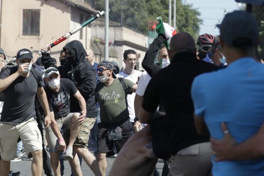 Φασίστες επιτέθηκαν σε δημοσιογράφους στην Ιταλία