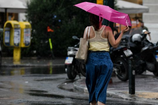 Βροχερός ο καιρός, πέφτει η θερμοκρασία