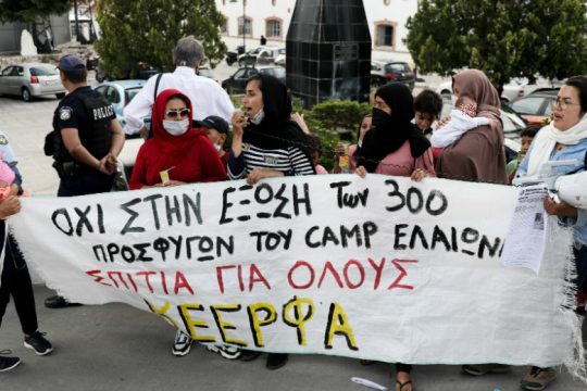 Εμπόδισαν πρόσφυγες να μπουν στη συνεδρίαση του δ.σ. της Αθήνας