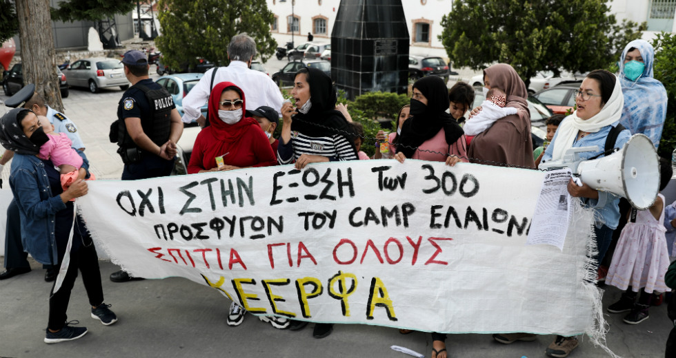 Εμπόδισαν πρόσφυγες να μπουν στη συνεδρίαση του δ.σ. της Αθήνας