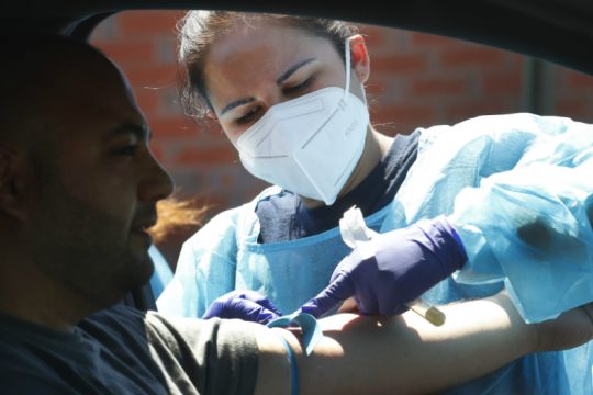 Πάνω από 5.000 νέοι θάνατοι παγκοσμίως από τον κορονοϊό