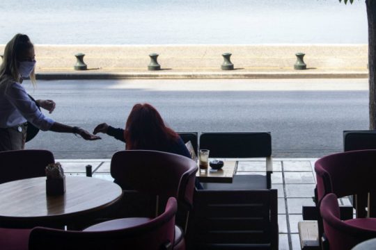 Έβρεξε πρόστιμα σε εστιατόρια και μπαρ για τα μέτρα κατά της πανδημίας