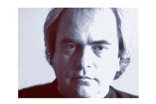 Εφυγε ο ποιητής και μουσικός Κώστας Μπραβάκης