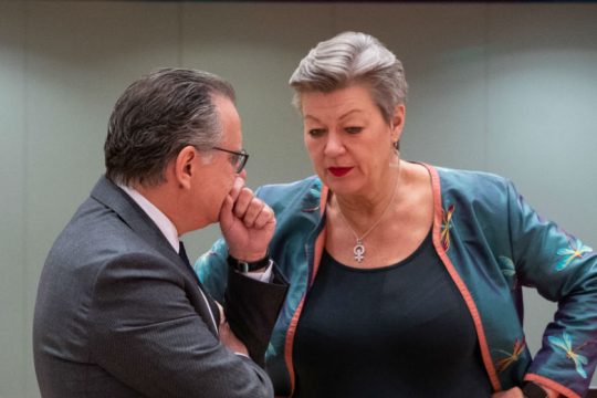 Εξωφρενικό αίτημα Κουμουτσάκου στην Ε.Ε. για νομιμοποίηση επαναπροωθήσεων